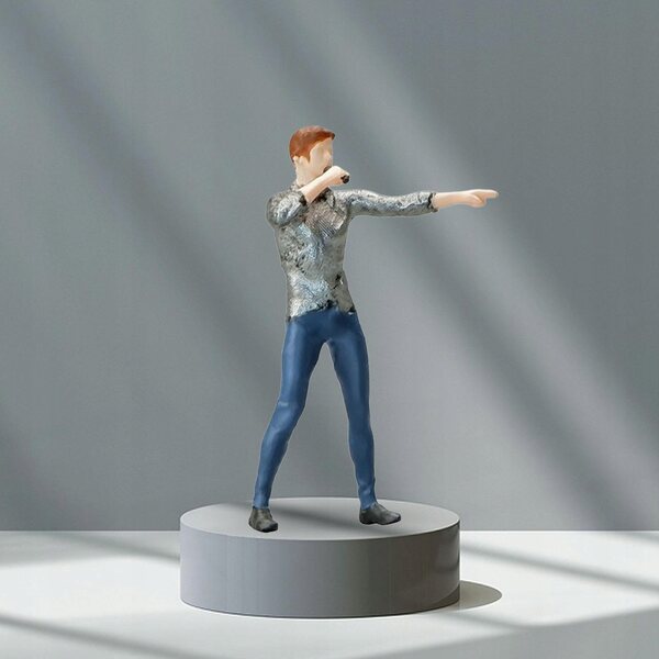Modellino Miniatura Cantante Maschile Scala 1:64 per Diorama e Scenografie