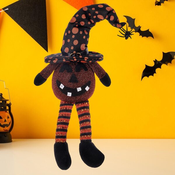 Dekorative Kürbispuppe mit Hexenhut und lächelnder Lampe für Halloween