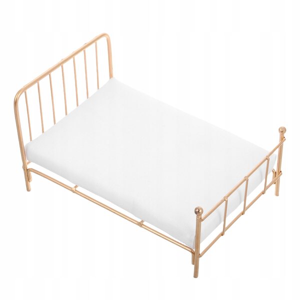 Mini letto in metallo per casa delle bambole con materasso e dettagli realistici