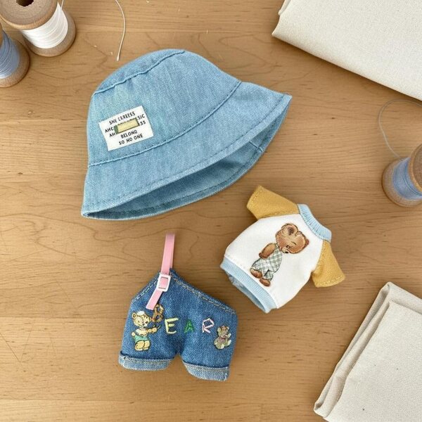 Set mit 3 Puppen-Outfits mit lässigem Jeans-Fischerhut von Predolo