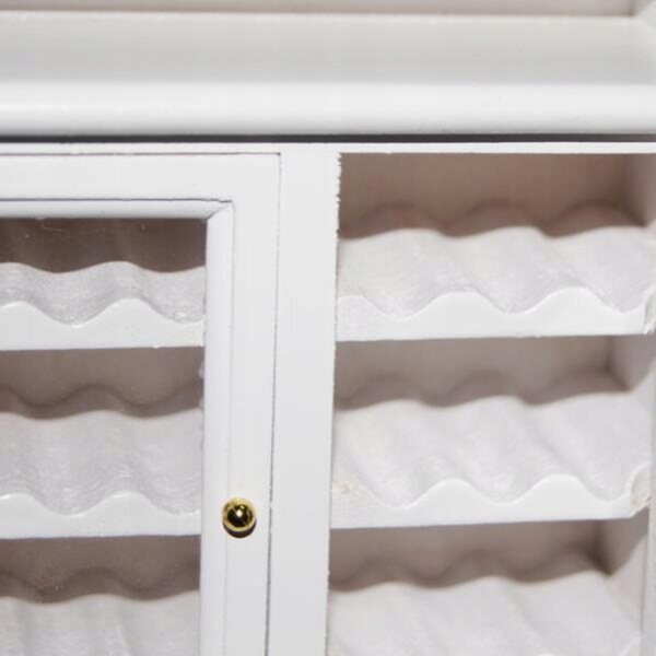 Weißer Holzschrank für Puppenhaus im Maßstab 1:12, Weinschrank
