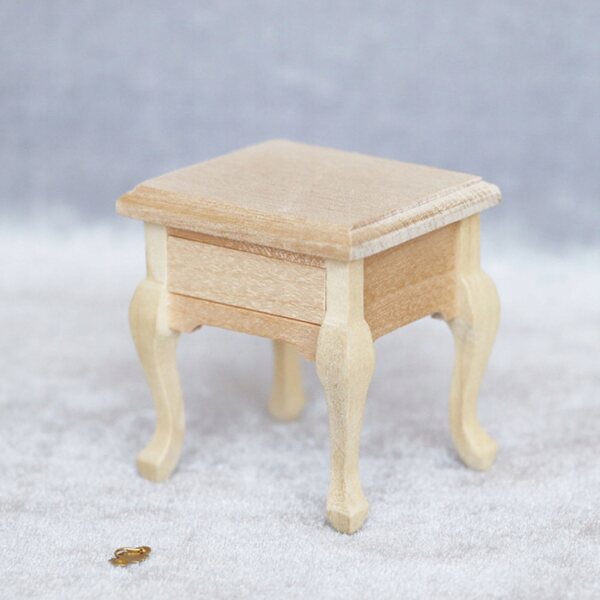 Mini tavolino notte vintage in legno beige per decorazioni e collezioni