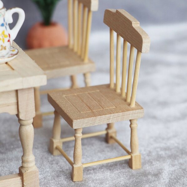 Mini-Set mit grünen Holzstühlen für Puppenhausdekorationen