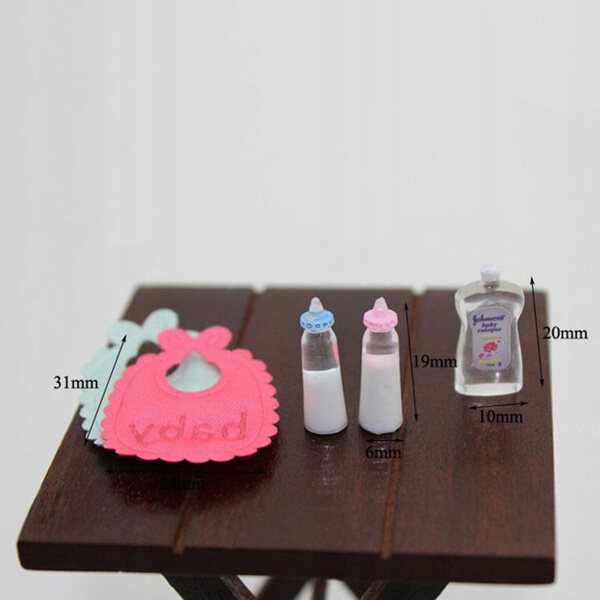 Miniature bottiglie di latte e bavaglini per casa delle bambole 1:12, set 5 pezzi