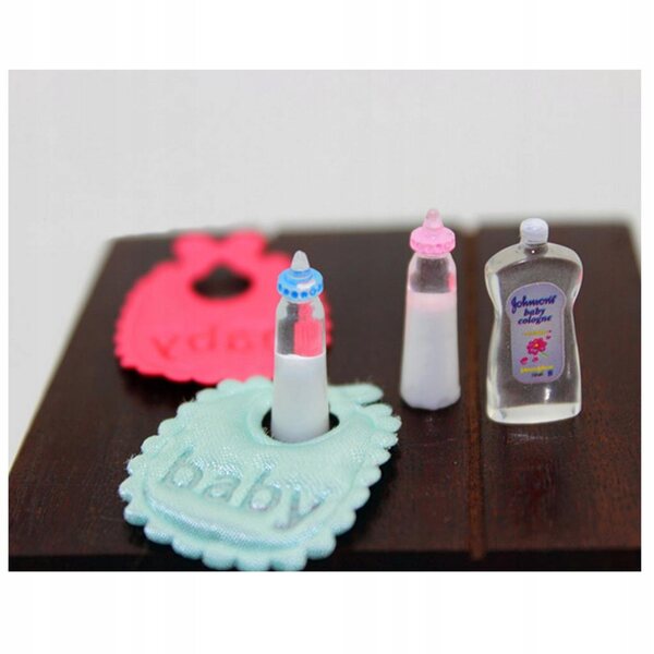 Miniature bottiglie di latte e bavaglini per casa delle bambole 1:12, set 5 pezzi