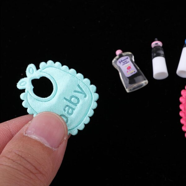 Miniature bottiglie di latte e bavaglini per casa delle bambole 1:12, set 5 pezzi