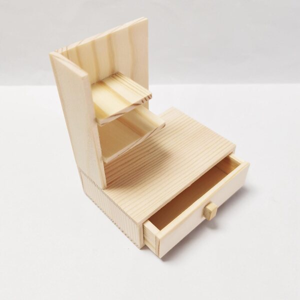Beigefarbene Miniatur-Holzmöbel für Puppenhaus im Maßstab 1:12
