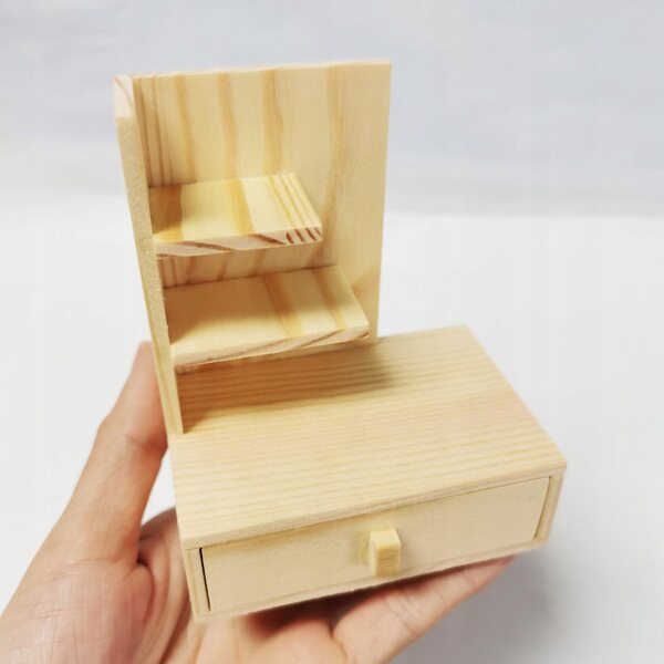 Beigefarbene Miniatur-Holzmöbel für Puppenhaus im Maßstab 1:12