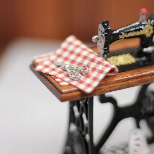 Machine à coudre miniature pour maison de poupée en bois et métal 7,5x7,1 cm