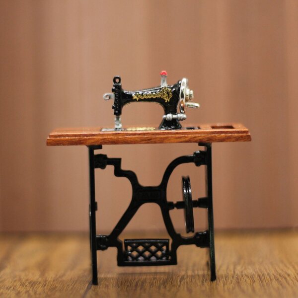 Machine à coudre miniature pour maison de poupée en bois et métal 7,5x7,1 cm