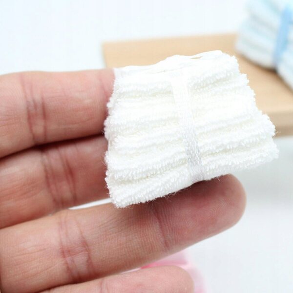 Set di Asciugamani in Miniatura per una Casa delle Bambole in Scala 1/6 e 1/12 colore Bianco