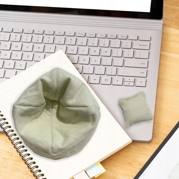 Miniatura sofa con cuscino verde chiaro per casa delle bambole 17 cm