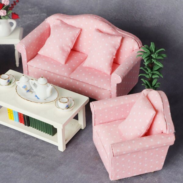 Set 3 Mini Sofà Rosa per Case delle Bambole in Tessuto e Legno, Dettagli Realistici
