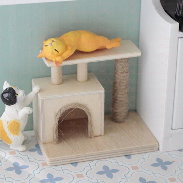 Ein hölzernes Puppenhaus mit Mini-Katzenspielplatz im Maßstab 1:12