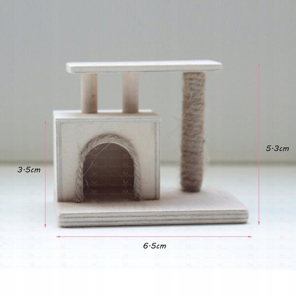 Ein hölzernes Puppenhaus mit Mini-Katzenspielplatz im Maßstab 1:12