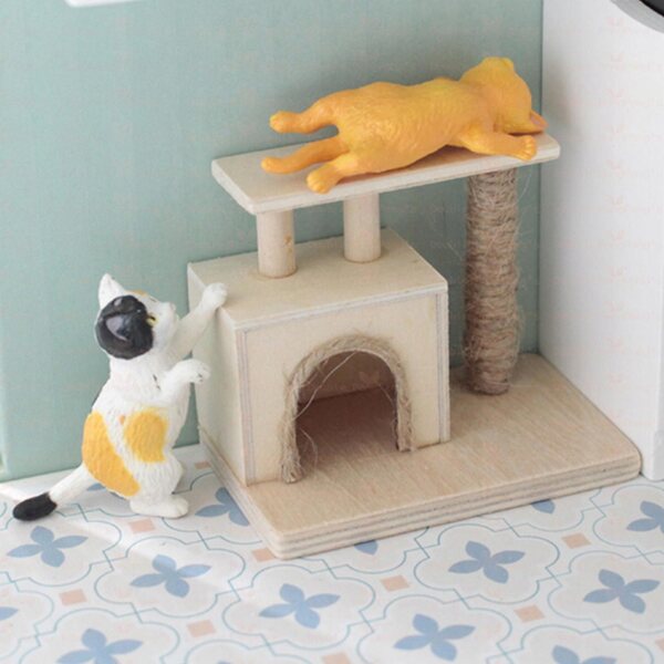 Ein hölzernes Puppenhaus mit Mini-Katzenspielplatz im Maßstab 1:12