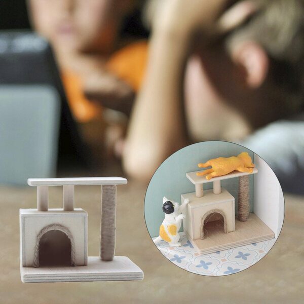 Ein hölzernes Puppenhaus mit Mini-Katzenspielplatz im Maßstab 1:12