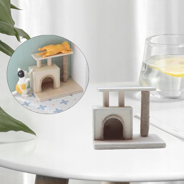 Ein hölzernes Puppenhaus mit Mini-Katzenspielplatz im Maßstab 1:12