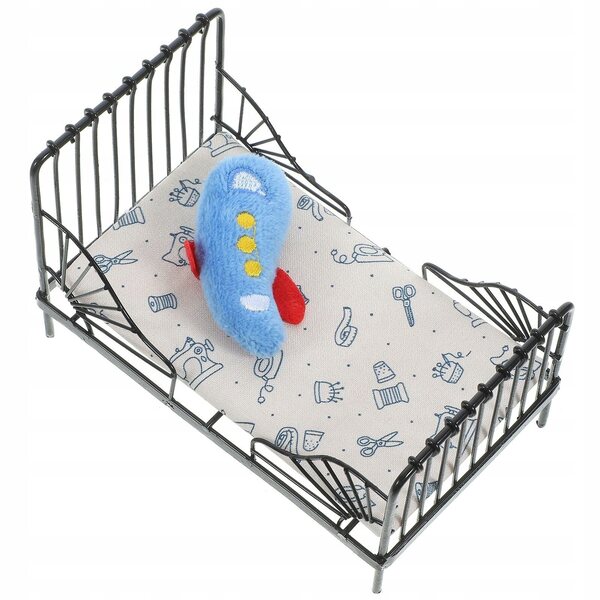 Mini letto nero in ferro e cotone per casa delle bambole, design realistico