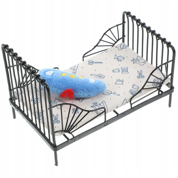 Mini letto nero in ferro e cotone per casa delle bambole, design realistico
