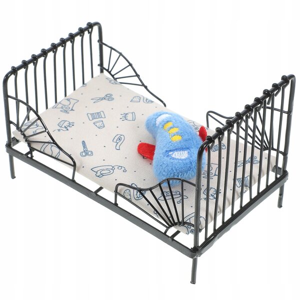 Mini letto nero in ferro e cotone per casa delle bambole, design realistico