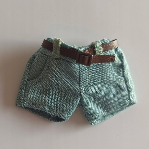 Hellblaue Miniatur-Damenshorts im Maßstab 1:12 für 6-Zoll-Puppen.