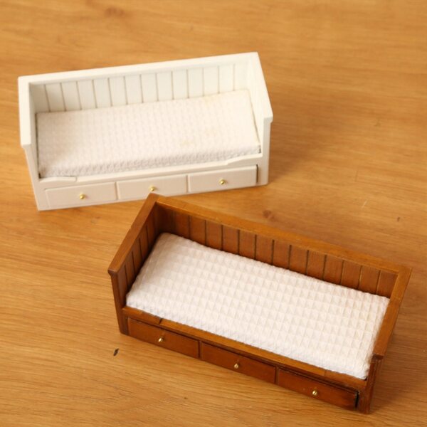 Lit miniature en bois 1:12 avec matelas pour maison de poupée, marron