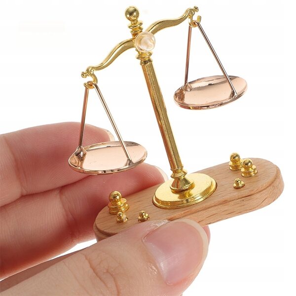 Goldene Miniatur-Metallwaage für Dekoration und Lernspiel