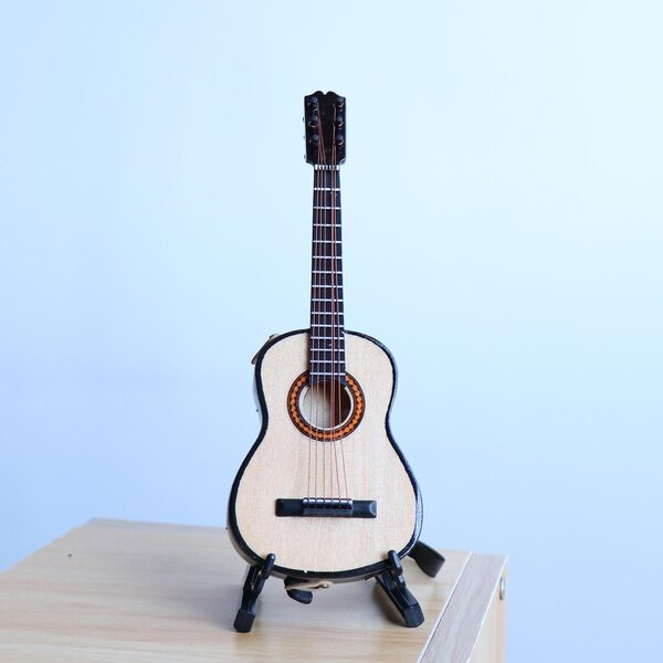 2x Drewniana gitara elektryczna w skali 1/6 z miniaturowymi zabawkami do musicalu