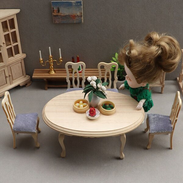 Beigefarbenes Miniatur-Tisch- und Stühle-Set aus Holz für das Puppenhaus