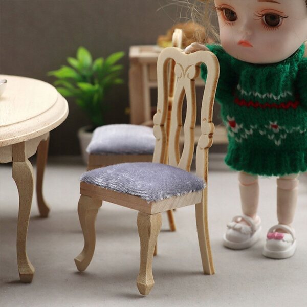 Beigefarbenes Miniatur-Tisch- und Stühle-Set aus Holz für das Puppenhaus
