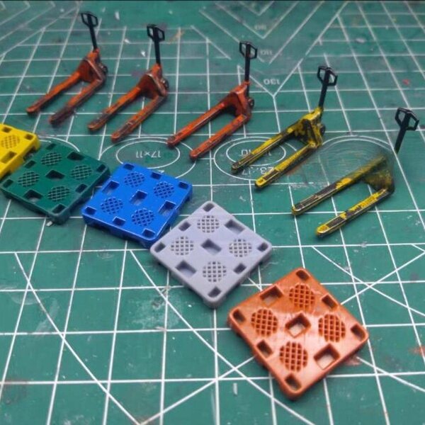 1/64 Gabelstaplermodell mit gelber Palette für Diorama und Mikrolandschaft