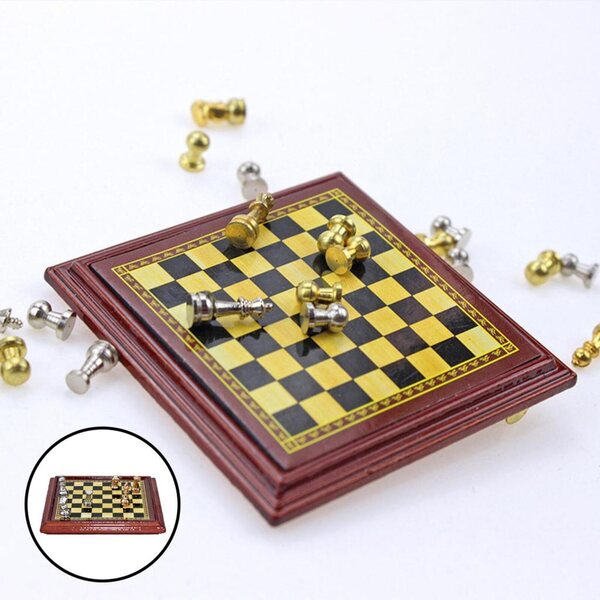 1:12 Mini-Schachspiel aus Holz als Dekorationszubehör für Puppenhäuser