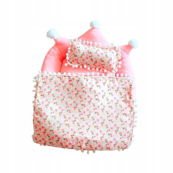 Letto per bambole in tessuto rosa con coperta, materasso e cuscino – 20x18cm