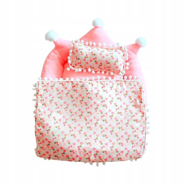 Letto per bambole in tessuto rosa con coperta, materasso e cuscino – 20x18cm