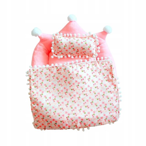 Letto per bambole in tessuto rosa con coperta, materasso e cuscino – 20x18cm