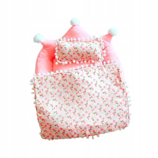 Letto per bambole in tessuto rosa con coperta, materasso e cuscino – 20x18cm