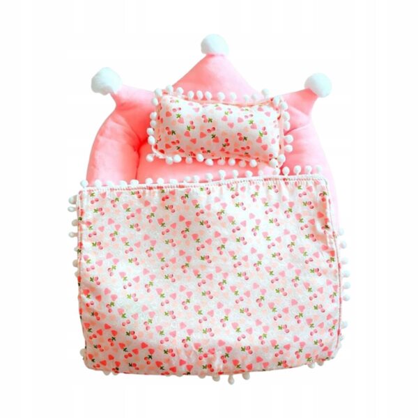 Letto per bambole in tessuto rosa con coperta, materasso e cuscino – 20x18cm