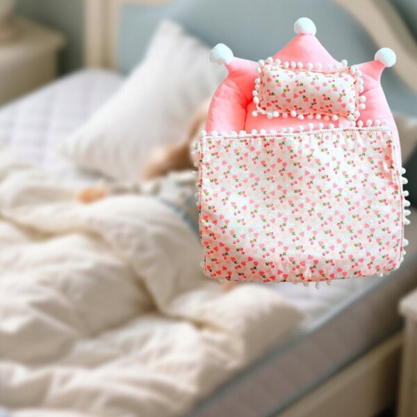 Letto per bambole in tessuto rosa con coperta, materasso e cuscino – 20x18cm