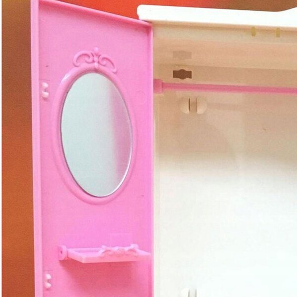 Armadio giocattolo aperto in plastica con appendini rosa per bambole