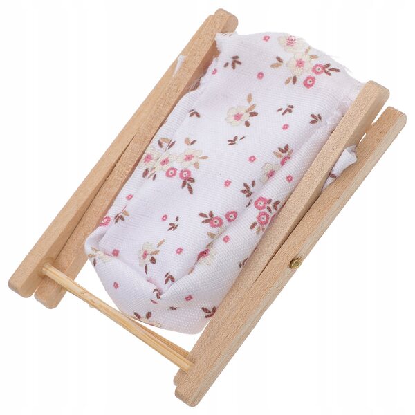 Mini cesto pieghevole per il bucato in legno e stoffa per casa delle bambole