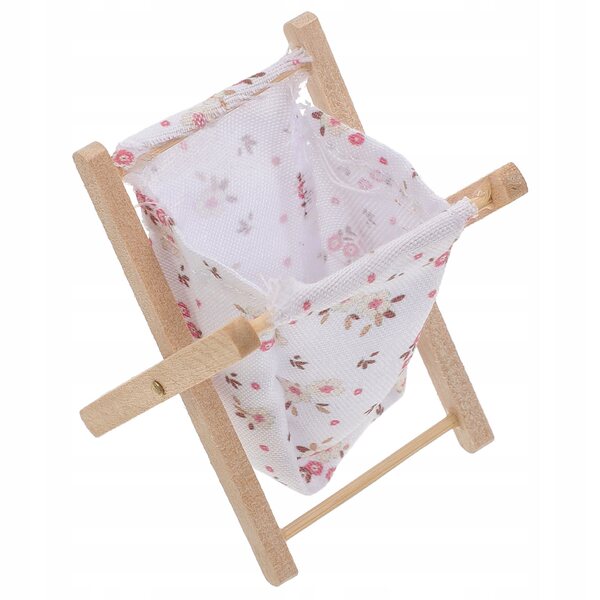 Mini cesto pieghevole per il bucato in legno e stoffa per casa delle bambole