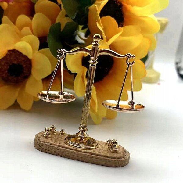 Set 2 Miniature Bilance da Cucina in Legno e Metallo per Casa delle Bambole