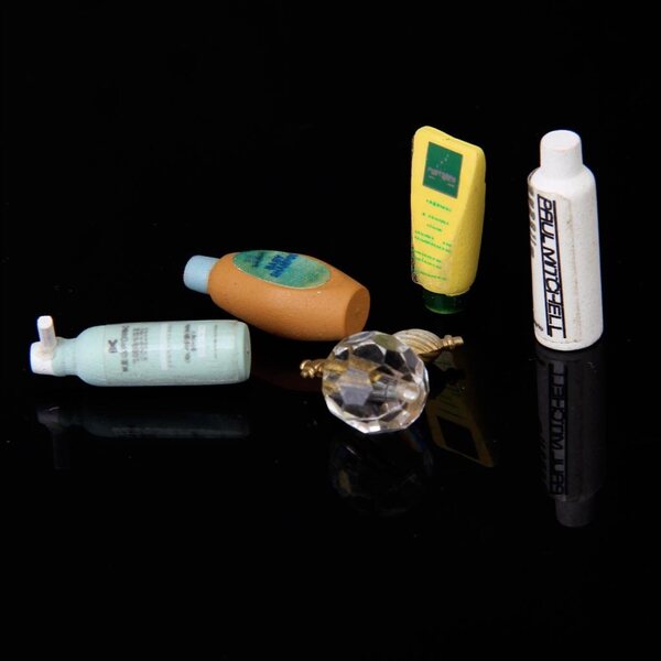 Miniatuur badkamerset voor poppen van 1:12 met parfum en shampoo in gekleurd hout