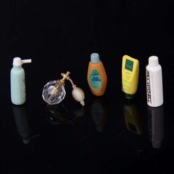 Miniatuur badkamerset voor poppen van 1:12 met parfum en shampoo in gekleurd hout