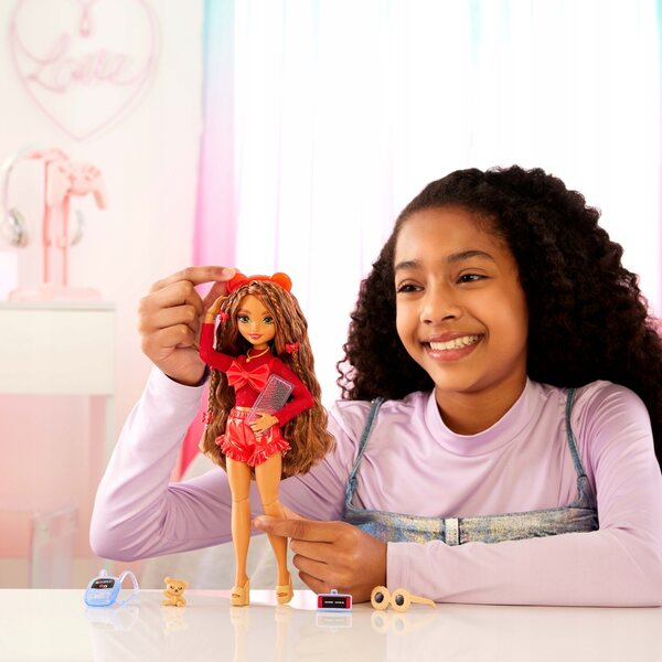 Barbie Dream Besties Teresa mit Modeaccessoires und Rucksack für Kinder ab 4 Jahren