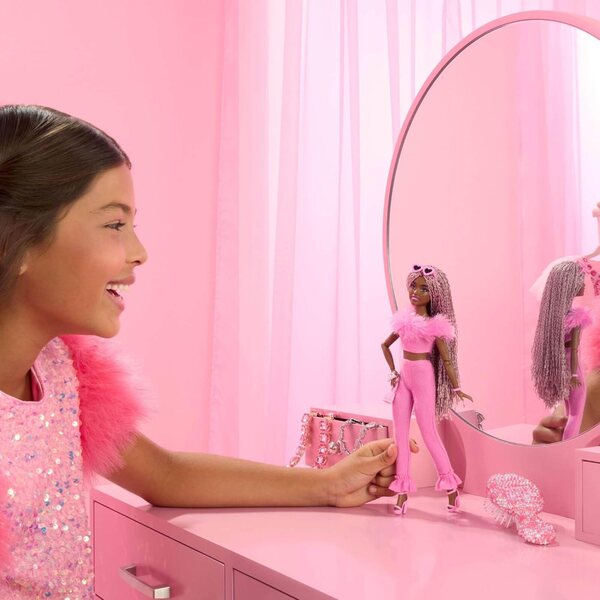 Barbie Deluxe Style #4 mit rosa Barbiecore-Outfit, 29 cm große Modepuppe
