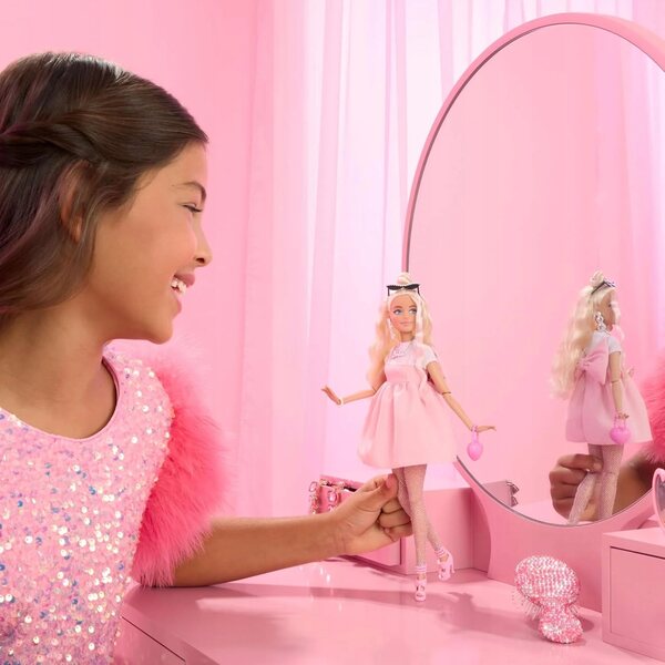 Barbie Deluxe Style - Lalka w pastelowo różowej sukience Barbiecore (HYV27)