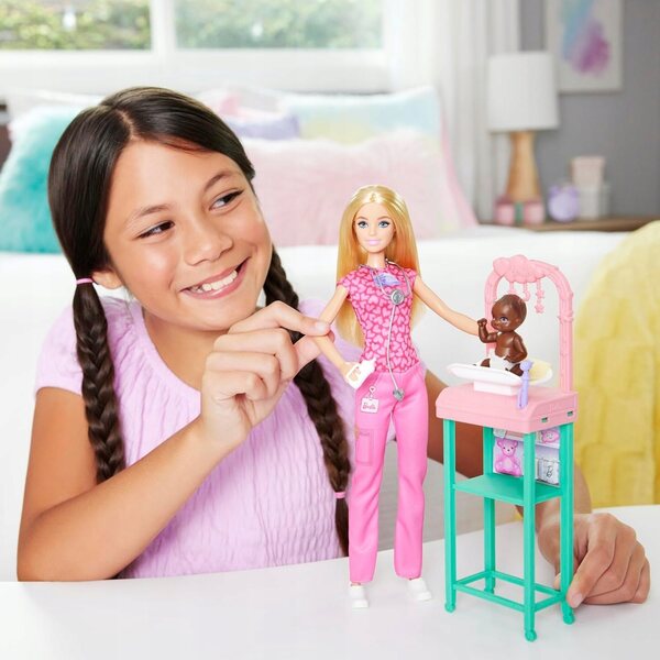 Barbie Pediatra Mattel con Set Accessori e Bambino, Gioco Educativo per Bambini 3+