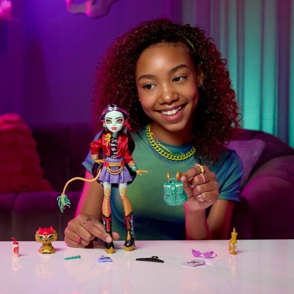 Monster High Jinafire Long 27 cm con animale Cloudy Yun Yun – bambola articolata per bambini